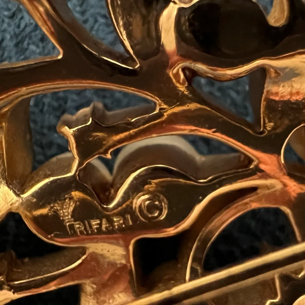 Crown Trifari © Gold Tone Faux Pearl & Rhinestone Leaves Brooch Pin Vintage - Picture 5 of 6